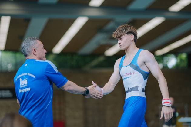Philipp Steeb TV Schwaebisch Gmuend Wetzgau claps his hands with coach Marius Toba after his pommel horse routine, TV Schwaebisch Gmuend Wetzgau vs TuS Vinnhorst, Gymnastics, 1 Bundesliga, 3 Wettkampftag, Saison 2025, 07 06 2025, TV Schwaebisch Gmuend Wetzgau vs TuS Vinnhorst, Gymnastics, 1 Bundesliga, 3 Wettkampftag, Saison 2025, 07 06 2025 Schwaebisch Gmuend Copyright: xEibner-Pressefoto LarsxNeumannx EP_LNN