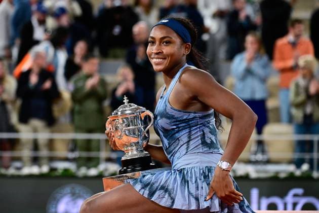 TENNIS : Roland Garros 2025 - Internationaux de France - 07 06 2025 Coco Gauff ( USA ) celebrates with the trophy after with her family during the 2025 French Open at Roland Garros on Juin 07 , 2025 in Paris, France. ( Photo Dante Badano PSNewz ) - ParisFrance  Copyright: xx
