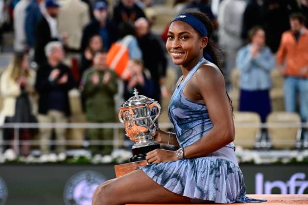 TENNIS : Roland Garros 2025 - Internationaux de France - 07 06 2025 Coco Gauff ( USA ) celebrates with the trophy after with her family during the 2025 French Open at Roland Garros on Juin 07 , 2025 in Paris, France. ( Photo Dante Badano PSNewz ) - ParisFrance  Copyright: xx