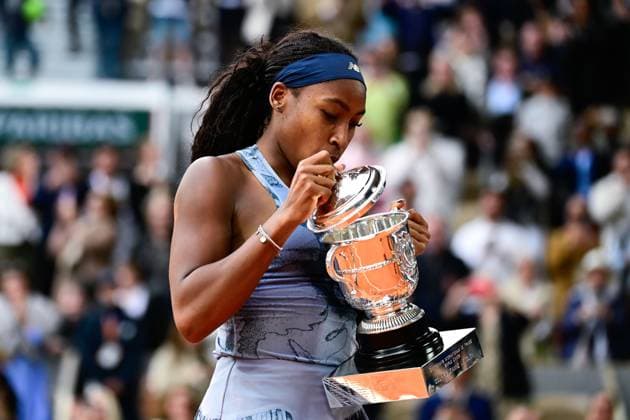 TENNIS : Roland Garros 2025 - Internationaux de France - 07 06 2025 Coco Gauff ( USA ) celebrates with the trophy after with her family during the 2025 French Open at Roland Garros on Juin 07 , 2025 in Paris, France. ( Photo Dante Badano PSNewz ) - ParisFrance  Copyright: xx