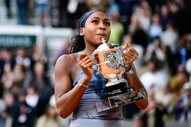 TENNIS : Roland Garros 2025 - Internationaux de France - 07 06 2025 Coco Gauff ( USA ) celebrates with the trophy after with her family during the 2025 French Open at Roland Garros on Juin 07 , 2025 in Paris, France. ( Photo Dante Badano PSNewz ) - ParisFrance  Copyright: xx