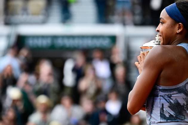 TENNIS : Roland Garros 2025 - Internationaux de France - 07 06 2025 Coco Gauff ( USA ) celebrates with the trophy after with her family during the 2025 French Open at Roland Garros on Juin 07 , 2025 in Paris, France. ( Photo Dante Badano PSNewz ) - ParisFrance  Copyright: xx