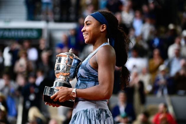 TENNIS : Roland Garros 2025 - Internationaux de France - 07 06 2025 Coco Gauff ( USA ) celebrates with the trophy after with her family during the 2025 French Open at Roland Garros on Juin 07 , 2025 in Paris, France. ( Photo Dante Badano PSNewz ) - ParisFrance  Copyright: xx