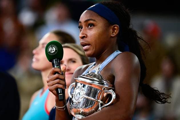 TENNIS : Roland Garros 2025 - Internationaux de France - 07 06 2025 Coco Gauff ( USA ) speaks with the trophy after with her family during the 2025 French Open at Roland Garros on Juin 07 , 2025 in Paris, France. ( Photo Dante Badano PSNewz ) - ParisFrance  Copyright: xx