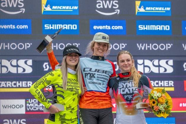 Sport Bilder des Tages MOUNTAINBIKE - UCI MTB World Series LEOGANG,AUSTRIA,07.JUN.25 - CYCLING, MOUNTAIN BIKE - UCI Mountainbike World Cup, downhill. Image shows Aletha Ostgaard (USA), Rosa Zierl (AUT) and Eliana Hulsebosch (NZL).  GEPAxpictures xWolfgangxKofler