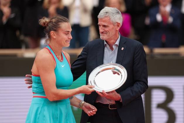 FFT President Gilles Moretton congratulates finalist Aryna Sabalenka, Award Ceremony, Presentation Tennis French Open 2025 Roland Garros Paris France June 7, 2025 Copyright: xJuergenxHasenkopfx