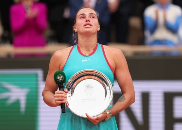 Aryna Sabalenka, crying finalist, trying to give the speech, emotion, award ceremony, Presentation Tennis French Open 2025 Roland Garros Paris France June 7, 2025 Copyright: xJuergenxHasenkopfx