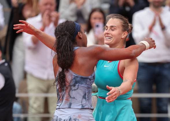 Aryna Sabalenka congratulates the winner Coco Gauff, cheers, joy, emotion Tennis French Open 2025 Roland Garros Paris France 7 June 2025 Copyright: xJuergenxHasenkopfx
