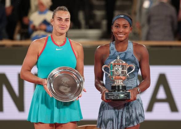 Finalist Aryna Sabalenka and the winner Coco Gauff with the trophy, Trophy ceremony, Presentation Tennis French Open 2025 Roland Garros Paris France 7 June 2025 Copyright: xJuergenxHasenkopfx