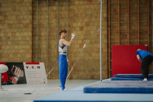 Philipp Steeb TV Schwaebisch Gmuend Wetzgau prepares for his exercise on the high bar, TV Schwaebisch Gmuend Wetzgau vs TuS Vinnhorst, Gymnastics, 1 Bundesliga, 3 Wettkampftag, Saison 2025, 07 06 2025, TV Schwaebisch Gmuend Wetzgau vs TuS Vinnhorst, Gymnastics, 1 Bundesliga, 3 Wettkampftag, Saison 2025, 07 06 2025 Schwaebisch Gmünd Copyright: xEibner-Pressefoto LarsxNeumannx EP_LNN