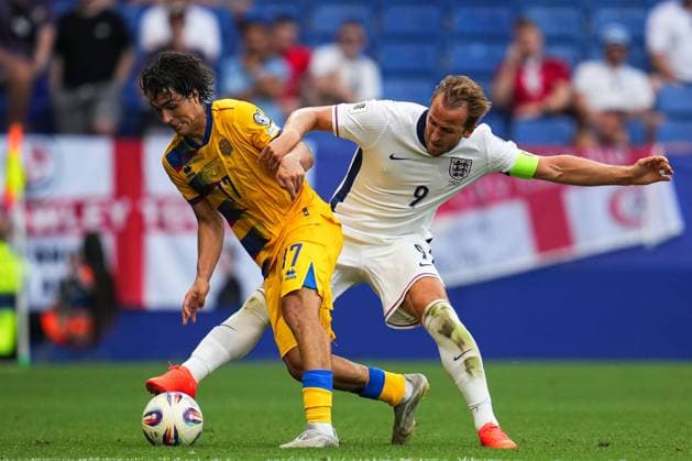 Sport Bilder des Tages Harry Kane of England battles with Joan Cervos of Andorra Andorra v England, FIFA 2026 World Cup Qualifying, Group K, Football, RCDE Stadium, Barcelona, Spain - 07 Jun 2025 EDITORIAL USE ONLY No use with unauthorised audio, video, data, fixture lists, club league logos or live services. Online in-match use limited to 120 images, no video emulation. No use in betting, games or single club league player publications. Copyright: xBaguxBlanco Shutterstockx 15345797bu