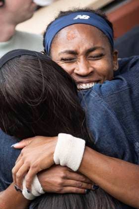 Coco Gauff remporte son premier titre lors de la Finale des internationaux de France de Tennis de Roland Garros 2025 (Jour 14) Coco Gauff célèbre avec sa mère Candi Gauff après sa victoire - Coco Gauff remporte son premier titre lors de la Finale des internationaux de France de Tennis de Roland Garros 2025 (Jour 14), à Paris, France, le 7 juin 2025. Cyril Moreau Bestimage Coco Gauff wins her first title at the 2025 Roland Garros French Open Final (Day 14) in Paris, France, on June 7, 2025. Cyril Moreau Bestimage Paris France  Copyright: xCYRILxMOREAUx xBESTIMAGExCYRILxMOREAUx xBESTIMAGEx