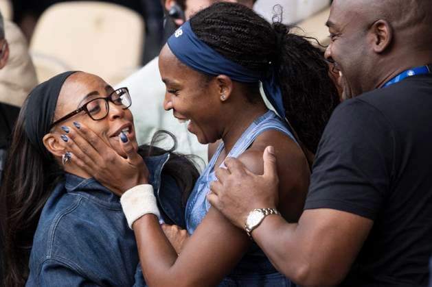 Coco Gauff remporte son premier titre lors de la Finale des internationaux de France de Tennis de Roland Garros 2025 (Jour 14) Coco Gauff célèbre avec sa mère Candi Gauff et son père Corey Gauff après sa victoire - Coco Gauff remporte son premier titre lors de la Finale des internationaux de France de Tennis de Roland Garros 2025 (Jour 14), à Paris, France, le 7 juin 2025. Cyril Moreau Bestimage Coco Gauff wins her first title at the 2025 Roland Garros French Open Final (Day 14) in Paris, France, on June 7, 2025. Cyril Moreau Bestimage Paris France  Copyright: xCYRILxMOREAUx xBESTIMAGExCYRILxMOREAUx xBESTIMAGEx