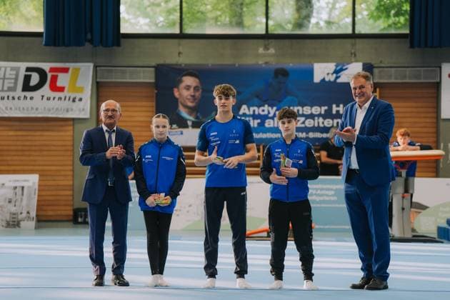 Paul Schneider left and Richard Arnold Mayor Schwaebisch Gmuend honor from left Elizaveta Kharitonova TV Wetzgau Philipp Steeb TV Schwaebisch Gmuend Wetzgau and Kimi Koehnlein TV Schwaebisch Gmuend Wetzgau for their performance at the German Youth Championship, TV Schwaebisch Gmuend Wetzgau vs TuS Vinnhorst, Gymnastics, 1 Bundesliga, 3 competition day, Season 2025, 07 06 2025, TV Schwaebisch Gmuend Wetzgau vs TuS Vinnhorst, Gymnastics, 1 Bundesliga, 3 competition day, Season 2025, 07 06 2025 Schwaebisch Gmuend Copyright: xEibner-Pressefoto LarsxNeumannx EP_LNN