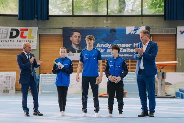 Paul Schneider left and Richard Arnold Mayor Schwaebisch Gmuend honor from left Elizaveta Kharitonova TV Wetzgau Philipp Steeb TV Schwaebisch Gmuend Wetzgau and Kimi Koehnlein TV Schwaebisch Gmuend Wetzgau for their performance at the German Youth Championship, TV Schwaebisch Gmuend Wetzgau vs TuS Vinnhorst, Gymnastics, 1 Bundesliga, 3 competition day, Season 2025, 07 06 2025, TV Schwaebisch Gmuend Wetzgau vs TuS Vinnhorst, Gymnastics, 1 Bundesliga, 3 competition day, Season 2025, 07 06 2025 Schwaebisch Gmuend Copyright: xEibner-Pressefoto LarsxNeumannx EP_LNN