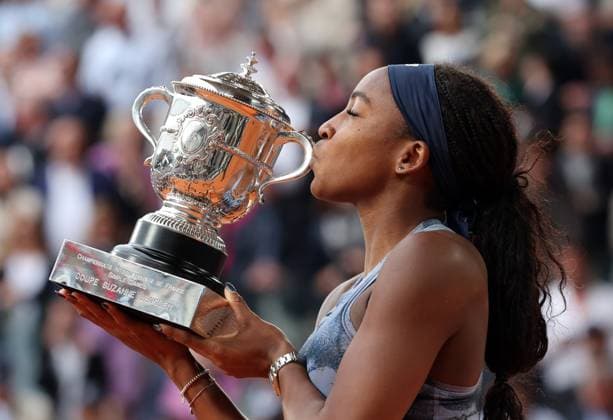 Second-seeded Coco Gauff of the U.S. kisses the trophy after defeating top-seeded Aryna Sabalenka of Belarus in the Women?s Finals of the French Open Tennis Championship at Roland-Garros in Paris on Saturday, June 7, 2025. Gauff recovered from losing a 78-minute first set to win 6-7(5), 6-2, 6-4.  PAR20250607133 MAYAxVIDON-WHITE