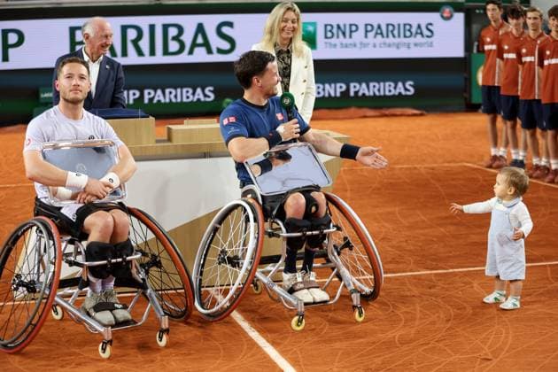 Gordon Reid and Alfie Hewett of GB speak to Stephane Houdet s child French Open Tennis, Day Fourteen, Tennis, Roland Garros, Paris, France - 07 Jun 2025 EDITORIAL USE ONLY No use with unauthorised audio, video, data, fixture lists, club league logos or live services. Online in-match use limited to 120 images, no video emulation. No use in betting, games or single club league player publications. Copyright: xEllaxLing Shutterstockx 15346222bq
