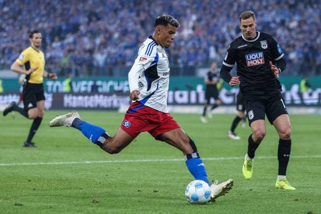 Soccer 2 Bundesliga 33 Matchday Hamburger SV SSV Ulm 1846 Soccer on 10 05 2025 at Volksparkstadion in Hamburg Ransford Königsdörffer Hamburg , left Dennis Dressel Ulm , right DFL regulations prohibit any use of photographs as image sequences and or quasi video xJRx