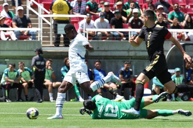Salt Lake City, USA, June 7th 2025: Breel Embolo (7 Switzerland) dribbles past Raul Rangel (12 Mexico) during the International Friendly, Länderspiel, Nationalmannschaft football match between Mexico and Switzerland at Rice-Eccles Stadium in Salt Lake City, USA. (Rob Gray SPP) Copyright: xRobxGrayx xSPPx spp-en-RoGrSp-ROB_5634