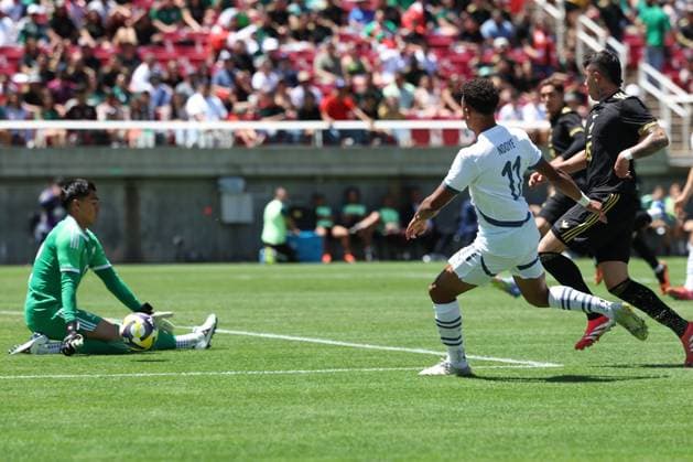 Salt Lake City, USA, June 7th 2025: Dan Ndoye (11 Switzerland) shoots against Raul Rangel (12 Mexico) during the International Friendly, Länderspiel, Nationalmannschaft football match between Mexico and Switzerland at Rice-Eccles Stadium in Salt Lake City, USA. (Rob Gray SPP) Copyright: xRobxGrayx xSPPx spp-en-RoGrSp-ROB_5873