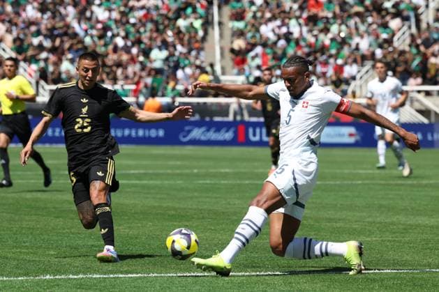Salt Lake City, USA, June 7th 2025: Manuel Akanji (5 Switzerland) centers the ball against Roberto Alvarado (25 Mexico) during the International Friendly, Länderspiel, Nationalmannschaft football match between Mexico and Switzerland at Rice-Eccles Stadium in Salt Lake City, USA. (Rob Gray SPP) Copyright: xRobxGrayx xSPPx spp-en-RoGrSp-ROB12599