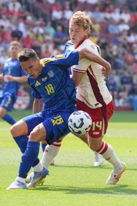 Sport Bilder des Tages June 7, 2025, Toronto, On, CAN: Ukraine s Oleksandr Tymchyk holds off Canada s Jacob Shaffelburg during first half action in the Canadian Shield Tournament, in Toronto, on Saturday, June 7, 2025. Oleksandr Tymchyk; Jacob Shaffelburg  - ZUMAc35_ 20250607_zaf_c35_104 Copyright: xChrisxYoungx