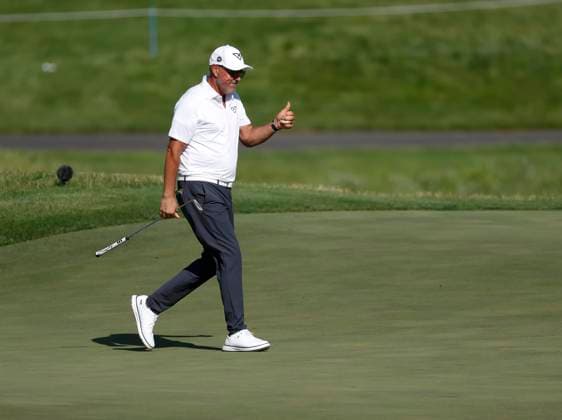 LIV 2025: Golf Virginia JUN 07 June 7, 2025: Phil Mickelson of HyFlyers GC gives a thumbs up to the crowd during the second round of the LIV Golf Virginia on the Robert Trent Jones course in Gainesville Virginia. Justin Cooper CSM (Credit Image: Â Justin Cooper Cal Media) Gainesville Va United States of America EDITORIAL USE ONLY Copyright: xx ZUMA-20250607_zma_c04_104.jpg JustinxCooperx csmphotothree390500