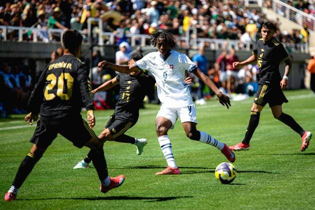 June 7, 2025, Sandy, Utah, USA: JOHAN MANZAMBI (9) bttles for the ball in a match against Mexico. Mexico hosted Switzerland at Rice-Eccles Stadium in Salt Lake City, Utah, as part of the MexTour. Sandy USA - ZUMAi207 20250607_zsp_i207_010 Copyright: xAbramxImanx