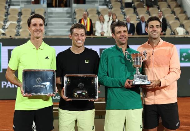 (250608) -- PARIS, June 8, 2025 -- Winners Marcel Granollers (1st R) Horacio Zeballos (2nd R) pose with runners-up Joe Salisbury(1st L) Neal Skupski during the awarding ceremony after the men s doubles final match between Marcel Granollers of Spain Horacio Zeballos of Argentina and Joe Salisbury Neal Skupski of Britain at the French Open tennis tournament at Roland Garros, Paris, France, June 7, 2025. ) (SP)FRANCE-PARIS-TENNIS-FRENCH OPEN-MEN S DOUBLES-FINAL LixJing 