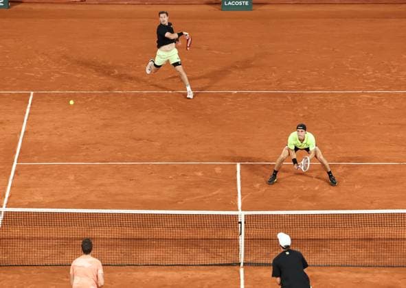 (250608) -- PARIS, June 8, 2025 -- Joe Salisbury (top R) Neal Skupski (top L) compete during the men s doubles final match between Marcel Granollers of Spain Horacio Zeballos of Argentina and Joe Salisbury Neal Skupski of Britain at the French Open tennis tournament at Roland Garros, Paris, France, June 7, 2025. ) (SP)FRANCE-PARIS-TENNIS-FRENCH OPEN-MEN S DOUBLES-FINAL LixJing 