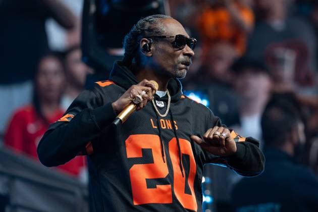 June 7, 2025, Vancouver, Bc, CANADA: Snoop Dogg performs before the Edmonton Elks and the B.C. Lions play a CFL football game in Vancouver, on Saturday, June 7, 2025. Canada News - June 7, 2025  - ZUMAc35_ 20250607_zaf_c35_124 Copyright: xEthanxCairnsx