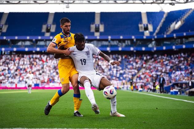(250608) -- BARCELONA, June 8, 2025 -- Noni Madueke (R) of England vies with Biel Borra of Andorra during the World Cup European Qualifiers football match between England and Andorra, in RCDE Stadium, Barcelona, Spain, on June 7, 2025. ) (SP)SPAIN-BARCELONA-FOOTBALL FIFA World Cup, WM, Weltmeisterschaft, Fussball QUALIFIER-ENGLAND VS ANDORRA JoanxGosa