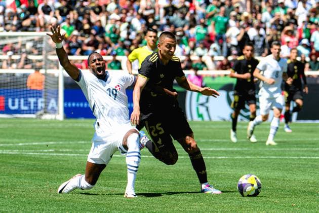 June 7, 2025, Sandy, Utah, USA: ROBERTO ALVARADO (25) dribbles past Ulisses Garcia of Switzerland. Mexico hosted Switzerland at Rice-Eccles Stadium in Salt Lake City, Utah, as part of the MexTour. Sandy USA - ZUMAi207 20250607_zsp_i207_005 Copyright: xAbramxImanx