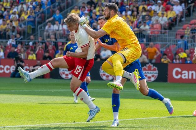 Canada Vs Ukraine in Toronto - 07 Jun 2025 Maxime Crepeau 16 (R) and Roman Yaremchuk 9 (R) seen in action during the Canadian Shield Tournament match between Ukraine and Canada at BMO Field. Final scores; Canada 4-2 Ukraine. Toronto Canada Copyright: xAngelxMarchinix xSOPAxImagesx CanadavUkraine-7-06-2025-4058