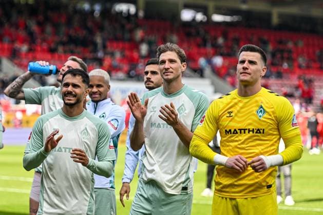 GER, 1. FBL, 1. FC Heidenheim 1846 vs SV Werder Bremen 17.05.2025, Voith-Arena, Heidenheim, GER, 1. FBL, 1. FC Heidenheim 1846 vs SV Werder Bremen, im Bild Leonardo Bittencourt (Werder Bremen, 10), Niklas Stark (Werder Bremen, 4), Michael Zetterer (Werder Bremen, 1) *** GER, 1 FBL, 1 FC Heidenheim 1846 vs SV Werder Bremen 17 05 2025, Voith Arena, Heidenheim, GER, 1 FBL, 1 FC Heidenheim 1846 vs SV Werder Bremen, pictured Leonardo Bittencourt Werder Bremen, 10 , Niklas Stark Werder Bremen, 4 , Michael Zetterer Werder Bremen, 1 nordphotoxGmbHx xHafner nph00200