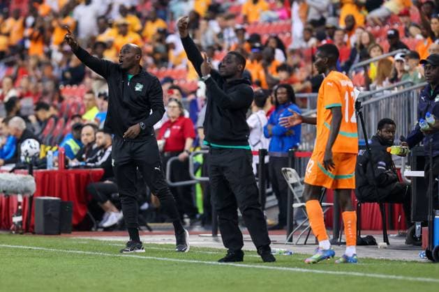 New Zealand v Ivory Coast - International Friendly, Länderspiel, Nationalmannschaft In Toronto, Ontario, Canada, on June 7, Cote D Ivoire head coach Emerse Fae instructs his team during the 2025 Canadian Shield Tournament game between Cote D Ivoire (Ivory Coast) and New Zealand at BMO Field. Toronto Ontario Canada  Copyright: xIndrawanxKumalax originalFilename:kumala-canadian250607_nprVj.jpg