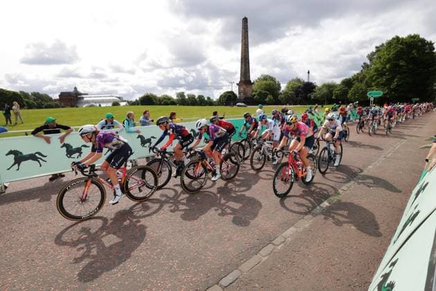2025 Lloyds Tour of Britain Women Picture by Alex Whitehead SWpix.com - 08 06 2025 - Cycling - UCI Women s World Tour - 2025 Lloyds Tour of Britain Women - Stage 4: The Glasgow Stage - Lisa Van Belle (Team SD Worx - Protime) leads the Peloton Copyright: x xSWpix.comx(t axPhotographyxHubxLtd)xAlexxWhitehead SWpix.comx SWP-2944-0289