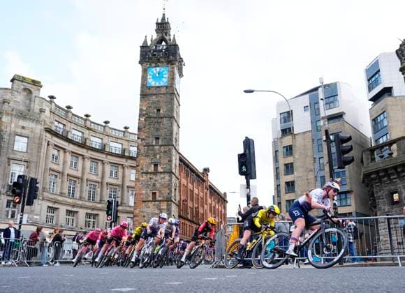 2025 Lloyds Tour of Britain Women Picture by Olly Hassell SWpix.com - 08 06 2025 - Cycling - UCI Women s World Tour - 2025 Lloyds Tour of Britain Women - Stage 4: The Glasgow Stage - Elynor Bäckstedt (UAE Team ADQ) leads the peloton around the Tolbooth Steeple Copyright: x xSWpix.comx(t axPhotographyxHubxLtd)xOllyxHassell SWpix.comx SWP-2944-0308