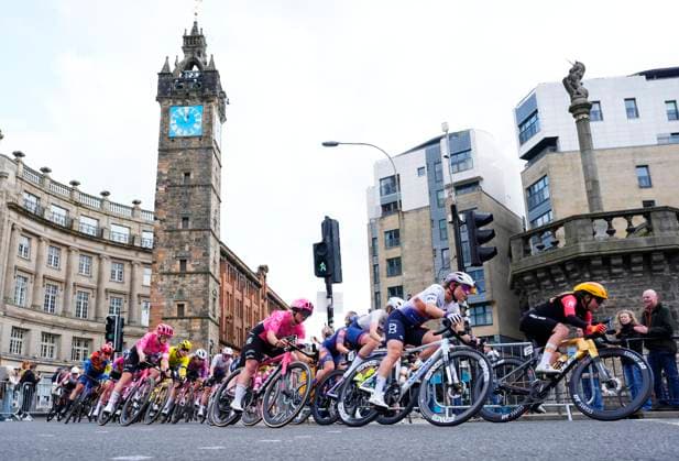 2025 Lloyds Tour of Britain Women Picture by Olly Hassell SWpix.com - 08 06 2025 - Cycling - UCI Women s World Tour - 2025 Lloyds Tour of Britain Women - Stage 4: The Glasgow Stage - Solbjork Minke Anderson (Uno-X Mobility) leads the peloton around the Tolbooth Steeple Copyright: x xSWpix.comx(t axPhotographyxHubxLtd)xOllyxHassell SWpix.comx SWP-2944-0309