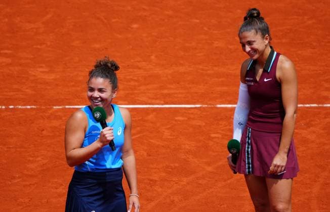 Jasmine Paolini praises Sara Errani in her final tournament French Open Tennis, Day Fifteen, Tennis, Roland Garros, Paris, France - 08 Jun 2025 EDITORIAL USE ONLY No use with unauthorised audio, video, data, fixture lists, club league logos or live services. Online in-match use limited to 120 images, no video emulation. No use in betting, games or single club league player publications. Copyright: xJavierxGarcia Shutterstockx 15346224d
