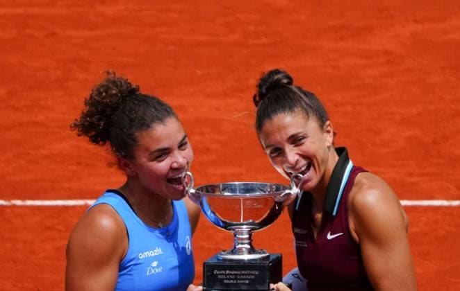 Jasmine Paolini and Sara Errani celebrate winning the Ladies Doubles title French Open Tennis, Day Fifteen, Tennis, Roland Garros, Paris, France - 08 Jun 2025 EDITORIAL USE ONLY No use with unauthorised audio, video, data, fixture lists, club league logos or live services. Online in-match use limited to 120 images, no video emulation. No use in betting, games or single club league player publications. Copyright: xJavierxGarcia Shutterstockx 15346224g