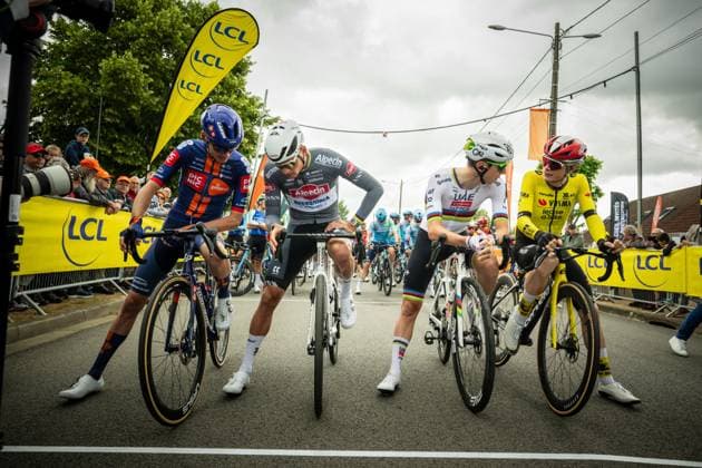 CRITERIUM DU DAUPHINE , DOMERAT PHOTOPQR LA MONTAGNE SALESSE Florian ; ; 08 06 2025 ; CRITERIUM DU DAUPHINE , DOMERAT le 08 06 25 ROMAIN BARDET VAN DER POEL POGACAR VINDEGAARD depart depuis DOMERAT photo florian salesse SPORTS CYCLISME France  Copyright: xPHOTOPQR LAxMONTAGNE MAXPPPxSALESSExFlorianx 20250608LMT6158 0821812498st