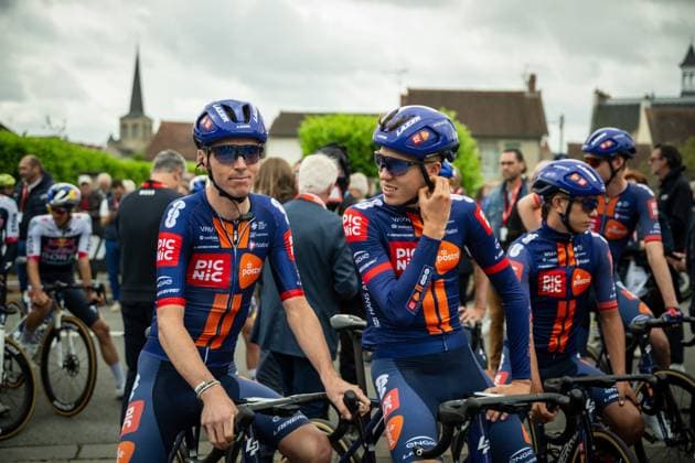 CRITERIUM DU DAUPHINE , DOMERAT PHOTOPQR LA MONTAGNE SALESSE Florian ; ; 08 06 2025 ; CRITERIUM DU DAUPHINE , DOMERAT le 08 06 25 ROMAIN BARDET depart depuis DOMERAT photo florian salesse SPORTS CYCLISME France  Copyright: xPHOTOPQR LAxMONTAGNE MAXPPPxSALESSExFlorianx 20250608LMT6183 0821812769st