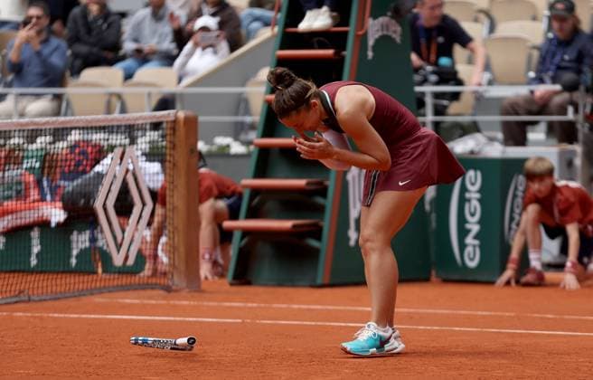 Sara Errani of Italy celebrates French Open Tennis, Day Fifteen, Tennis, Roland Garros, Paris, France - 08 Jun 2025 EDITORIAL USE ONLY No use with unauthorised audio, video, data, fixture lists, club league logos or live services. Online in-match use limited to 120 images, no video emulation. No use in betting, games or single club league player publications. Copyright: xEllaxLing Shutterstockx 15346226n