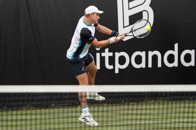 James Duckworth hits a jumped backhand shot, James Duckworth vs Nikolos Bassilashvili, Tennis, ATP Tournament, Boss Open, Court No 1, Colosseum, Qualification, 08 06 2025, James Duckworth vs Nikolos Bassilashvili, Tennis, ATP Tournament, Boss Open, Court No 1, Colosseum, Qualification, 08 06 2025, Stuttgart Copyright: xEibner-Pressefoto EdwardxCheungx EP_ECG