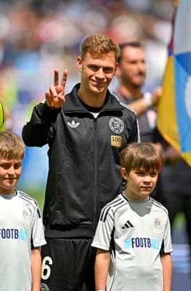 08 06 2025, Football UEFA Nations League 2024 25, Match for 3rd place, Germany France, in the MHP Arena Stuttgart, Josua Kimmich Germany greets