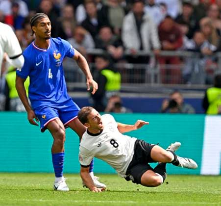 08 06 2025, Football UEFA Nations League 2024 25, Match for 3rd place, Germany France, at the MHP Arena Stuttgart, v l Loic Bade France vs Leon Goretzka Germany