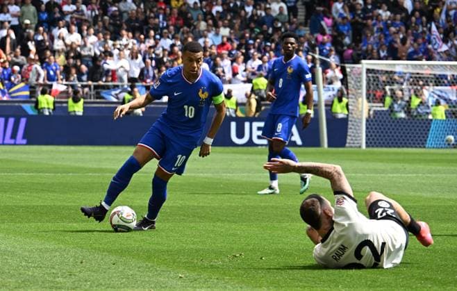 08 06 2025, xsltx, Football UEFA Nations League 3rd place, Germany France v l Kylian Mbappe France , David Raum German National Football Team DFB DFL DFB REGULATIONS PROHIBIT ANY USE OF PHOTOGRAPHS as IMAGE SEQUENCES and or QUASI VIDEO Stuttgart