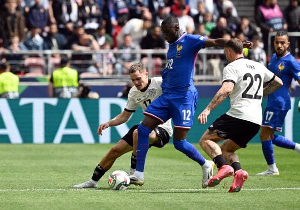 08 06 2025, xsltx, Football UEFA Nations League Place 3, Germany France v l Florian Wirtz German National Football Team DFB , Randal Kolo Muani France , David Raum German National Football Team DFB DFL DFB REGULATIONS PROHIBIT ANY USE OF PHOTOGRAPHS as IMAGE SEQUENCES and or QUASI VIDEO Stuttgart