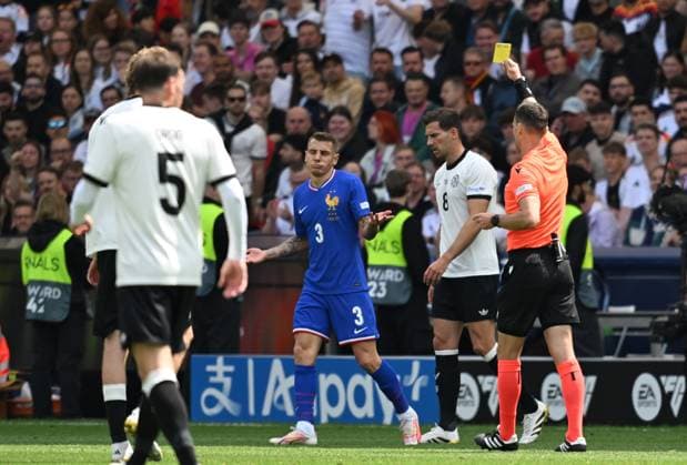 08 06 2025, xsltx, Football UEFA Nations League Place 3, Germany France v l Yellow card for, receive a yellow card , Luca Digne France , Leon Goretzka German Football National Team DFB , Referee Ivan Kruzliak Slovakia DFL DFB REGULATIONS PROHIBIT ANY USE OF PHOTOGRAPHS as IMAGE SEQUENCES and or QUASI VIDEO Stuttgart